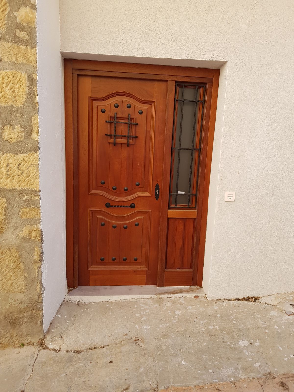 artybel-puerta-maciza-exteriores-cedro-arana