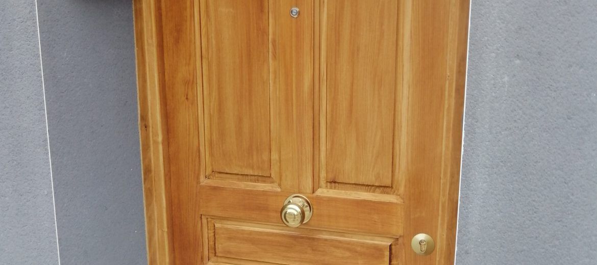 Artybel-puerta-entrada-maciza-pino
