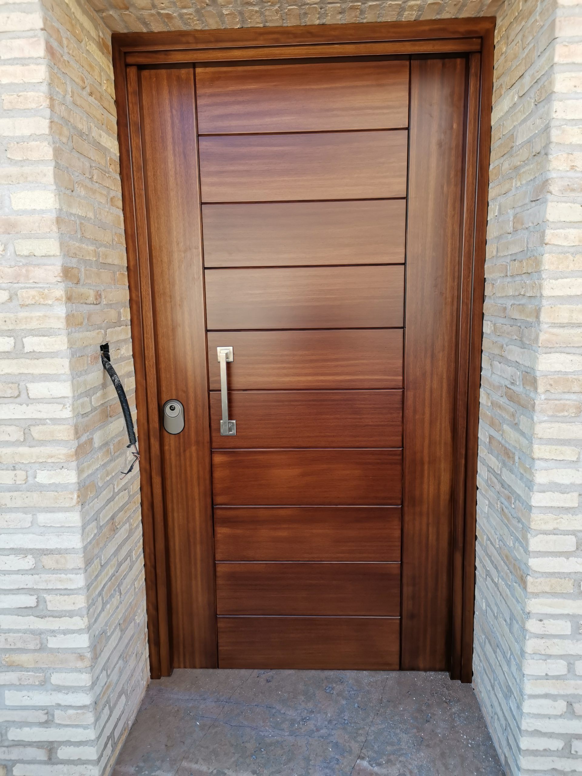 Artybel-puerta-entrada-iroko-lacado-blanco