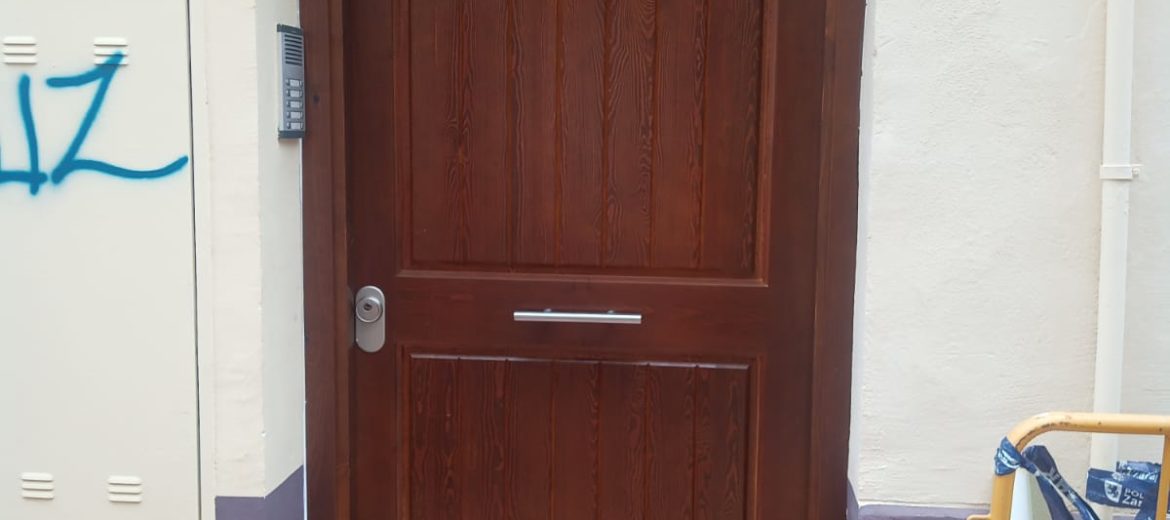 Artybel-puerta-entrada-maciza-pino